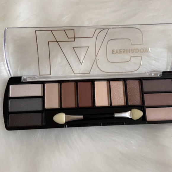 L.A. Colors 12 color eyeshadow palette in blushing nudes. - Picture 3 of 5